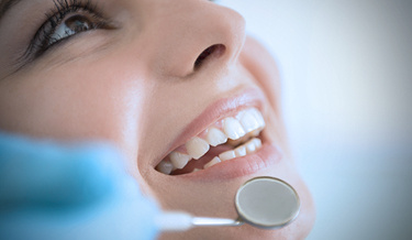 Les dernières dents à venir complèter la denture humaine sont les dents de sagesse. Elles se font généralement remarquer à l’approche de la vingtaine. Le médecin-dentiste est la personne la mieux placée pour décider s’il faut les extraire et quand les extraire.