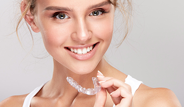 Les gouttières transparentes de plus en plus à la mode