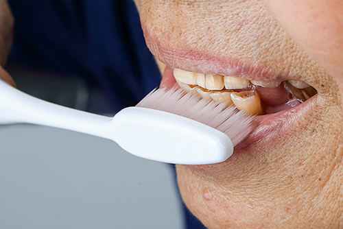 images/nettoyer-les-dents-de-ses-parents.jpg