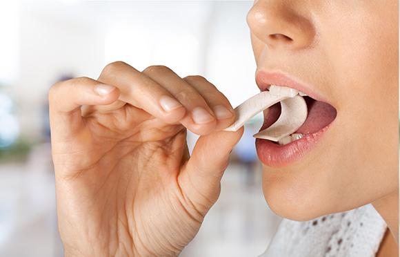 Un chewing-gum au lieu de la brosse à dents